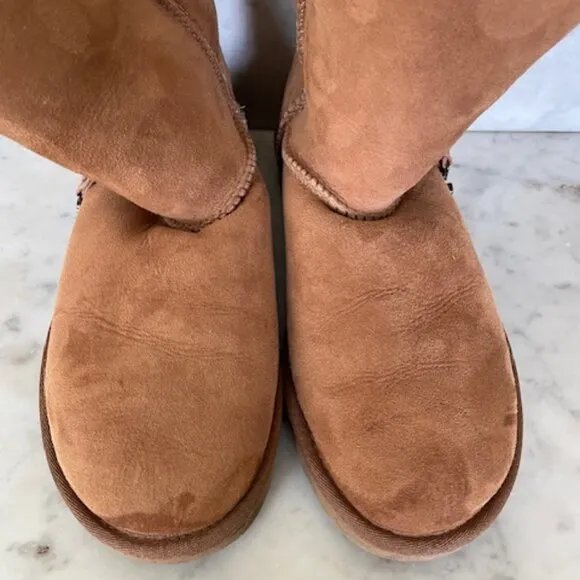 UGG Bailey Button UGG Charm Chestnut Brown Sheepskin Boots Size 6