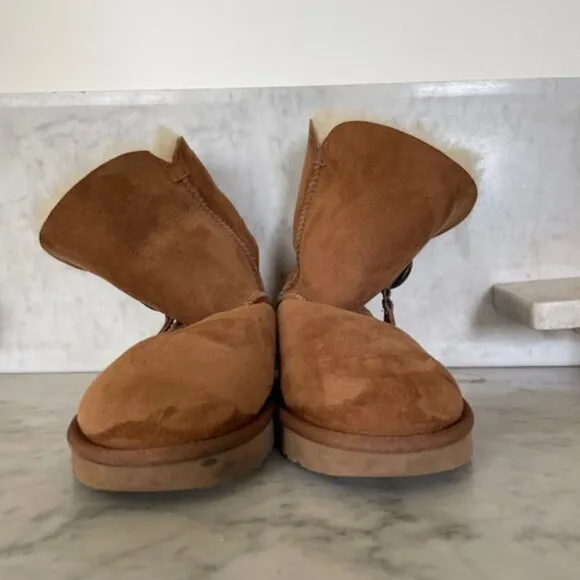 UGG Bailey Button UGG Charm Chestnut Brown Sheepskin Boots Size 6