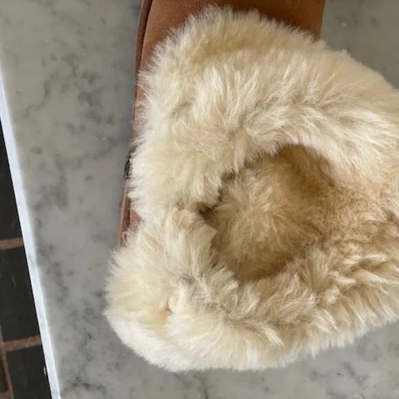 UGG Bailey Button UGG Charm Chestnut Brown Sheepskin Boots Size 6