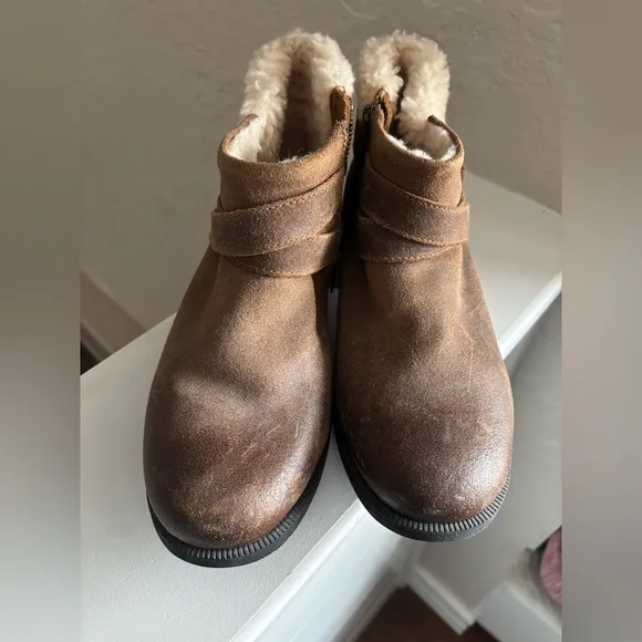UGG Benson Ankle Boots Womens 8 Sheepskin Booties Sherpa Lined Zipper 1095151.