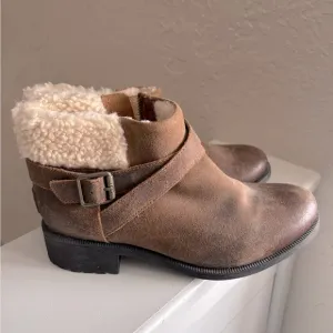 UGG Benson Ankle Boots Womens 8 Sheepskin Booties Sherpa Lined Zipper 1095151.