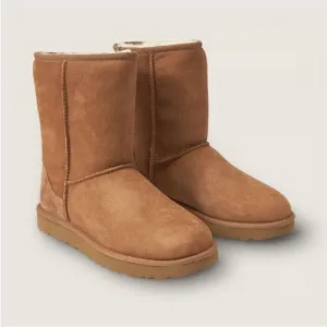 UGG Best Seller Cozy Warm Chestnut Brown Classic Short ll Boots! 🔥