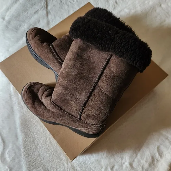UGG- Boots