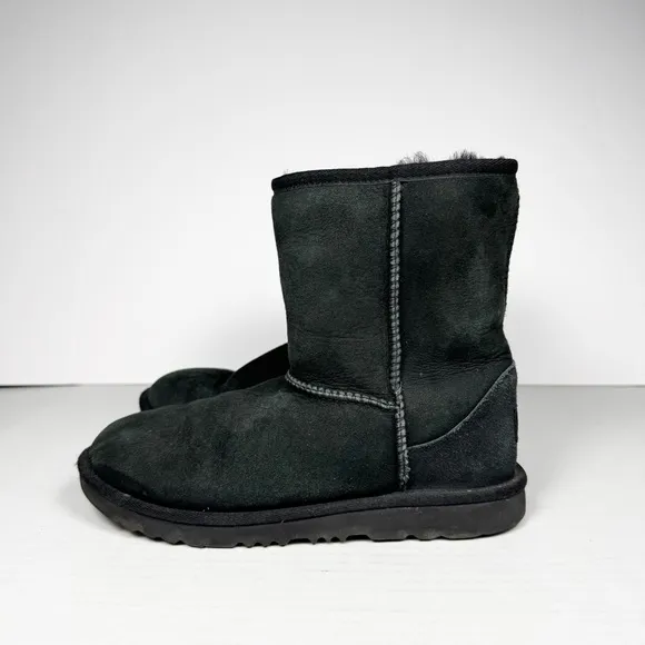 UGG Classic Short II Boots Black Suede Sz 5Y/W7