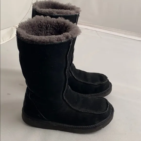 UGG Downtown black suede gray shearling boots 6