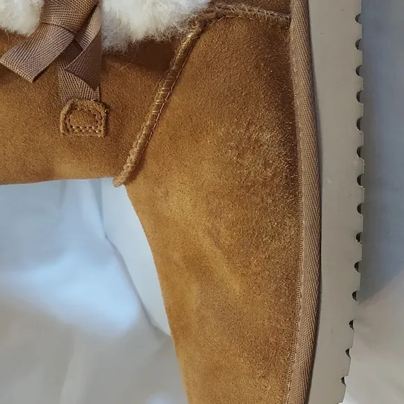 UGG Koolaburra boots with 3 bow side trim  Size 9