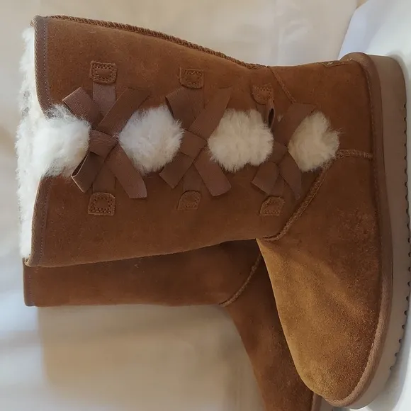 UGG Koolaburra boots with 3 bow side trim  Size 9
