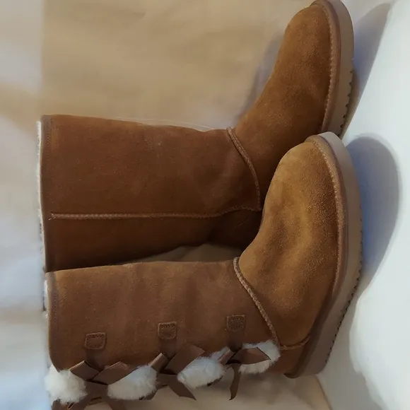 UGG Koolaburra boots with 3 bow side trim  Size 9