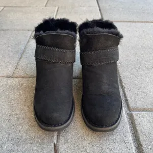 Ugg Mckay Ankle Fur-lined Boots Size 5