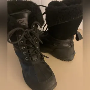 Ugg Mens black leather suede waterproof Butte boots size 7