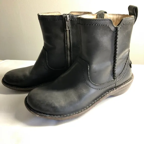 UGG Neevah Boots