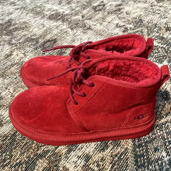 UGG Neumel Boots Chukka Lace Up Suede Ankle Boots Sheepskin Red 5 Youth EUC