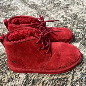 UGG Neumel Boots Chukka Lace Up Suede Ankle Boots Sheepskin Red 5 Youth EUC