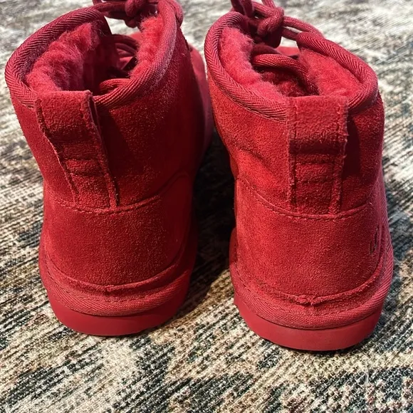 UGG Neumel Boots Chukka Lace Up Suede Ankle Boots Sheepskin Red 5 Youth EUC
