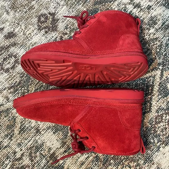 UGG Neumel Boots Chukka Lace Up Suede Ankle Boots Sheepskin Red 5 Youth EUC
