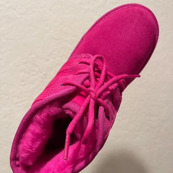 UGG Neumel Boots for Kids, size 5