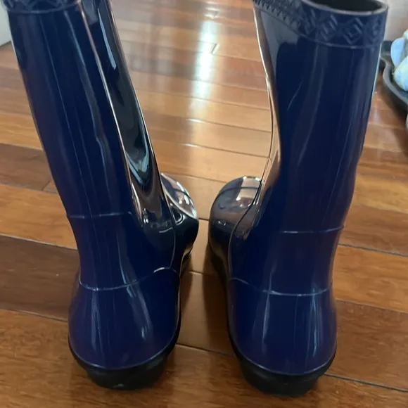 UGG Shaye blue jay rain boots Sz 8