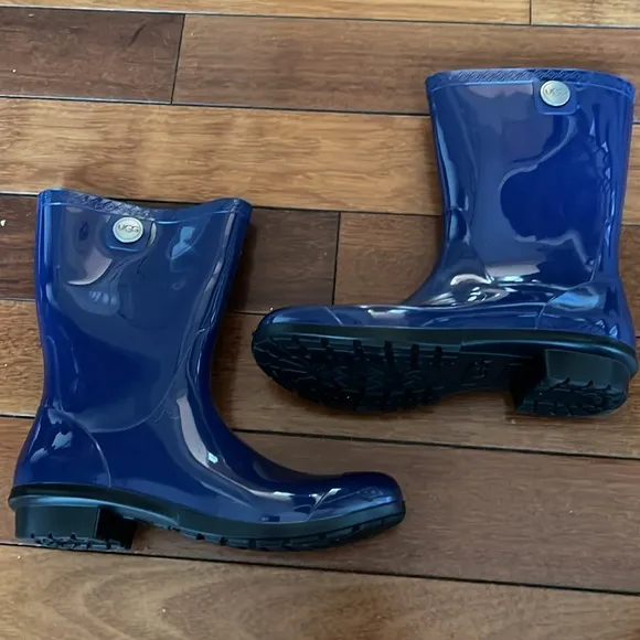 UGG Shaye blue jay rain boots Sz 8