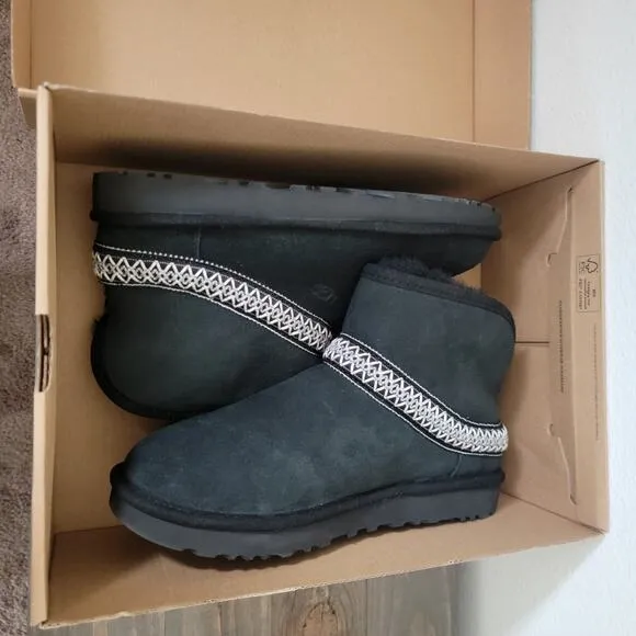 Ugg Womens Sz 7 Classic Mini Crescent Black Short Ankle Boots Lamb Fur NEW