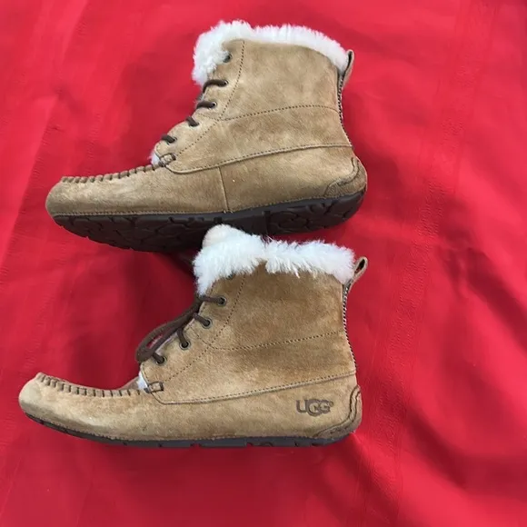 UGGS CHESNUT MOCCASIN BOOTS SIZE 5.5