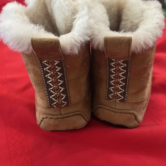 UGGS CHESNUT MOCCASIN BOOTS SIZE 5.5