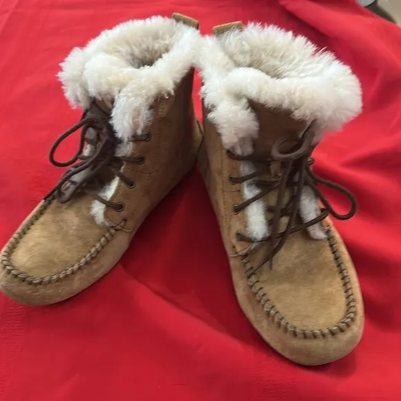 UGGS CHESNUT MOCCASIN BOOTS SIZE 5.5