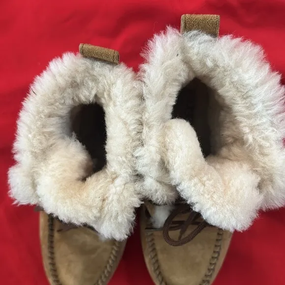 UGGS CHESNUT MOCCASIN BOOTS SIZE 5.5