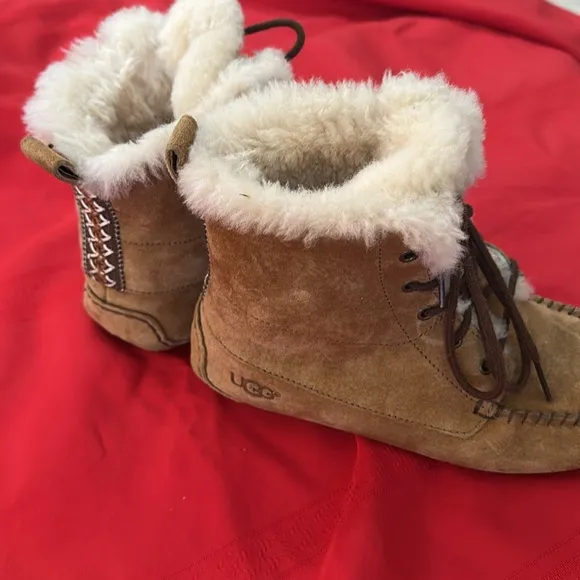 UGGS CHESNUT MOCCASIN BOOTS SIZE 5.5