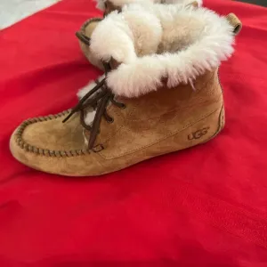UGGS CHESNUT MOCCASIN BOOTS SIZE 5.5