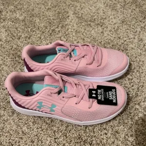 Under armour girls shoes light pink brand new