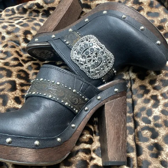Vince Camuto Rare Leather Stunning Crystal Embroidered Shoes Never Used