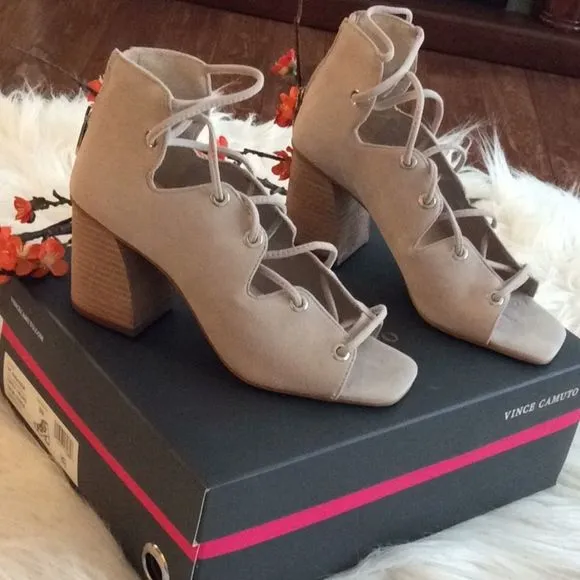 💞VINCE CAMUTO 💞tipsy taupe true suede shoes