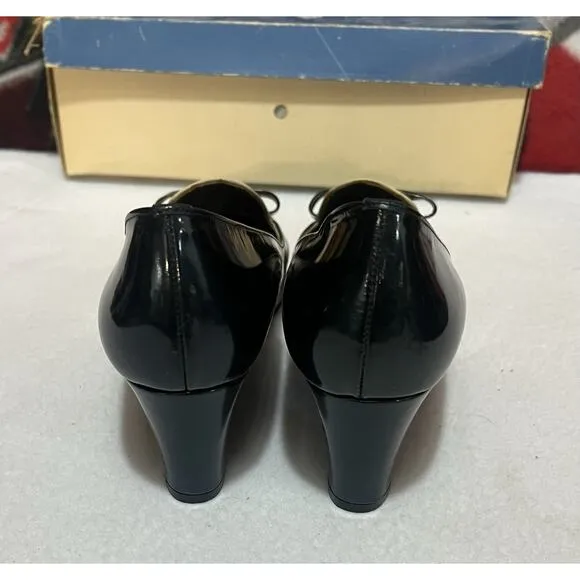 Women's Mercedes Patent Leather Shoes Rate Size 4 1/2 F Green &amp; Beige Mid Heel
